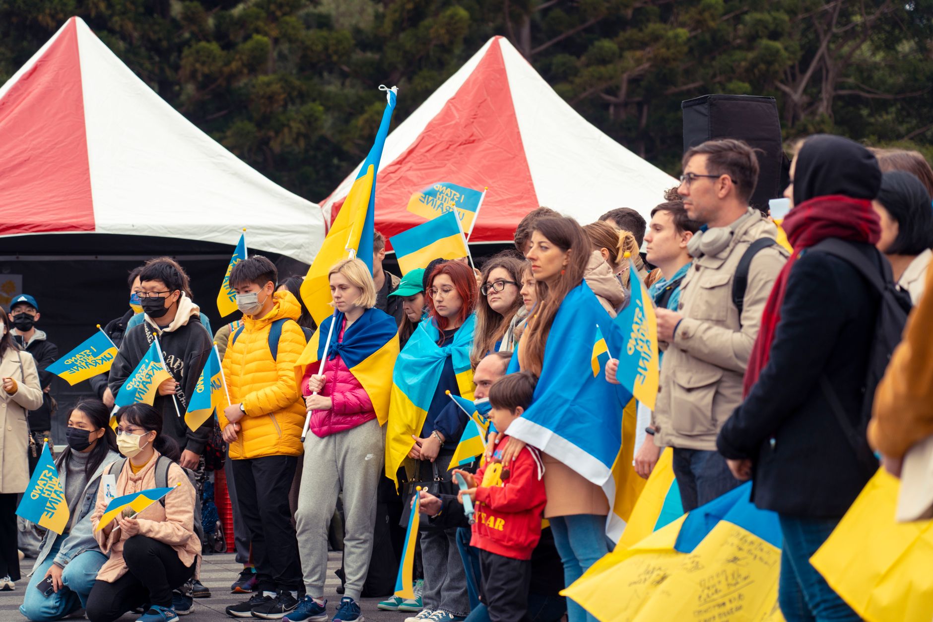 Susținătorii lui Călin Georgescu continuă protestele în fața Arestului Central din București