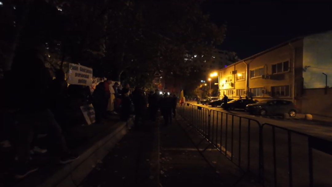 Călin Georgescu rămâne în arest până la judecarea contestației, în timp ce susținătorii protestează în fața sediului poliției