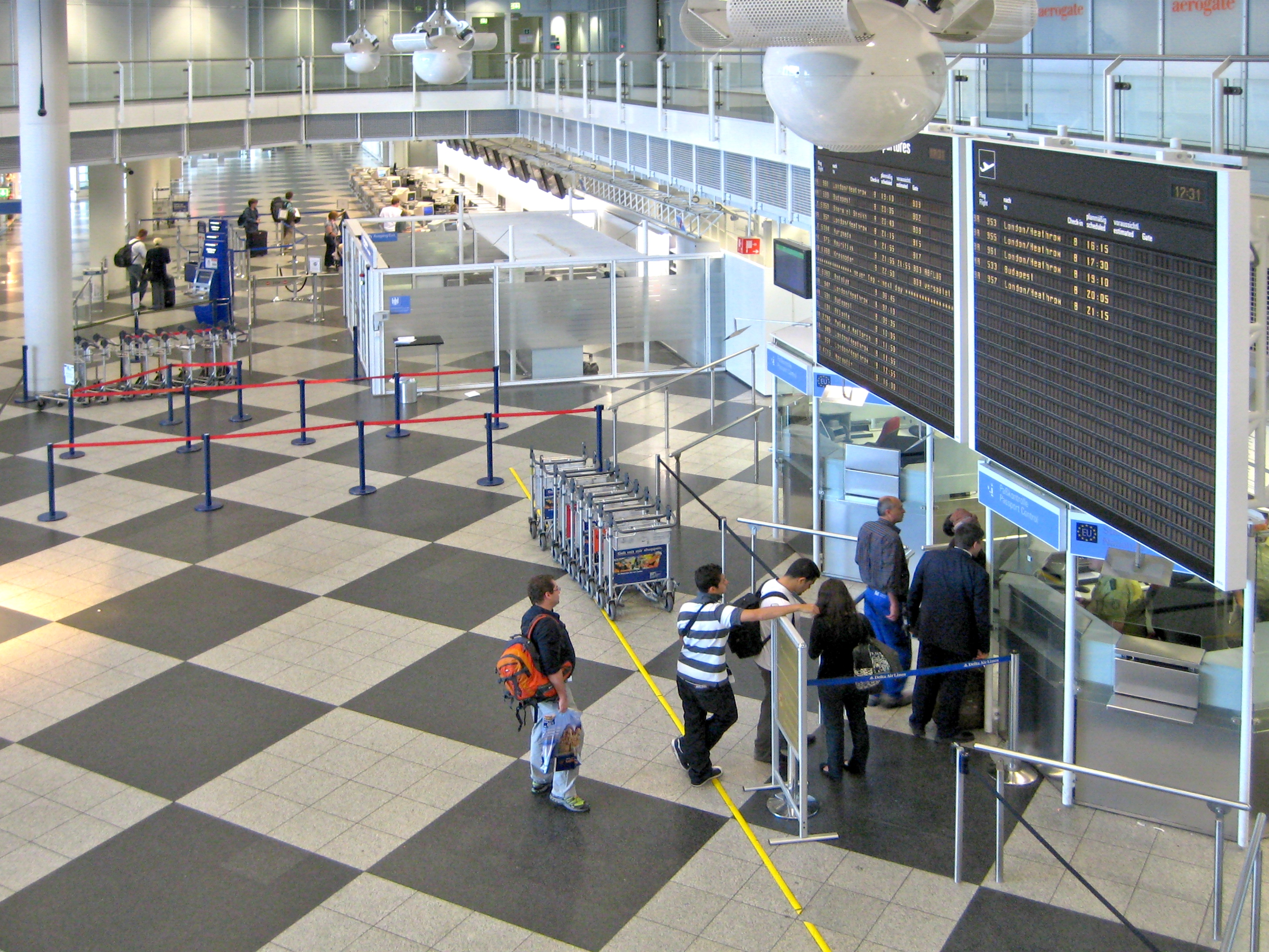 George Simion și Constantin Toma, surprinși împreună în aeroportul din Bruxelles