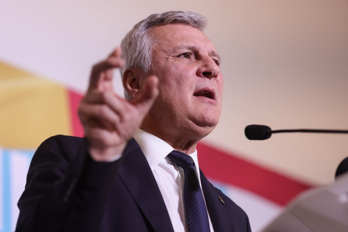 Contradicții în programul de guvernare Luca Niculescu: Listarea companiilor de stat în ciuda interdicției de vânzare