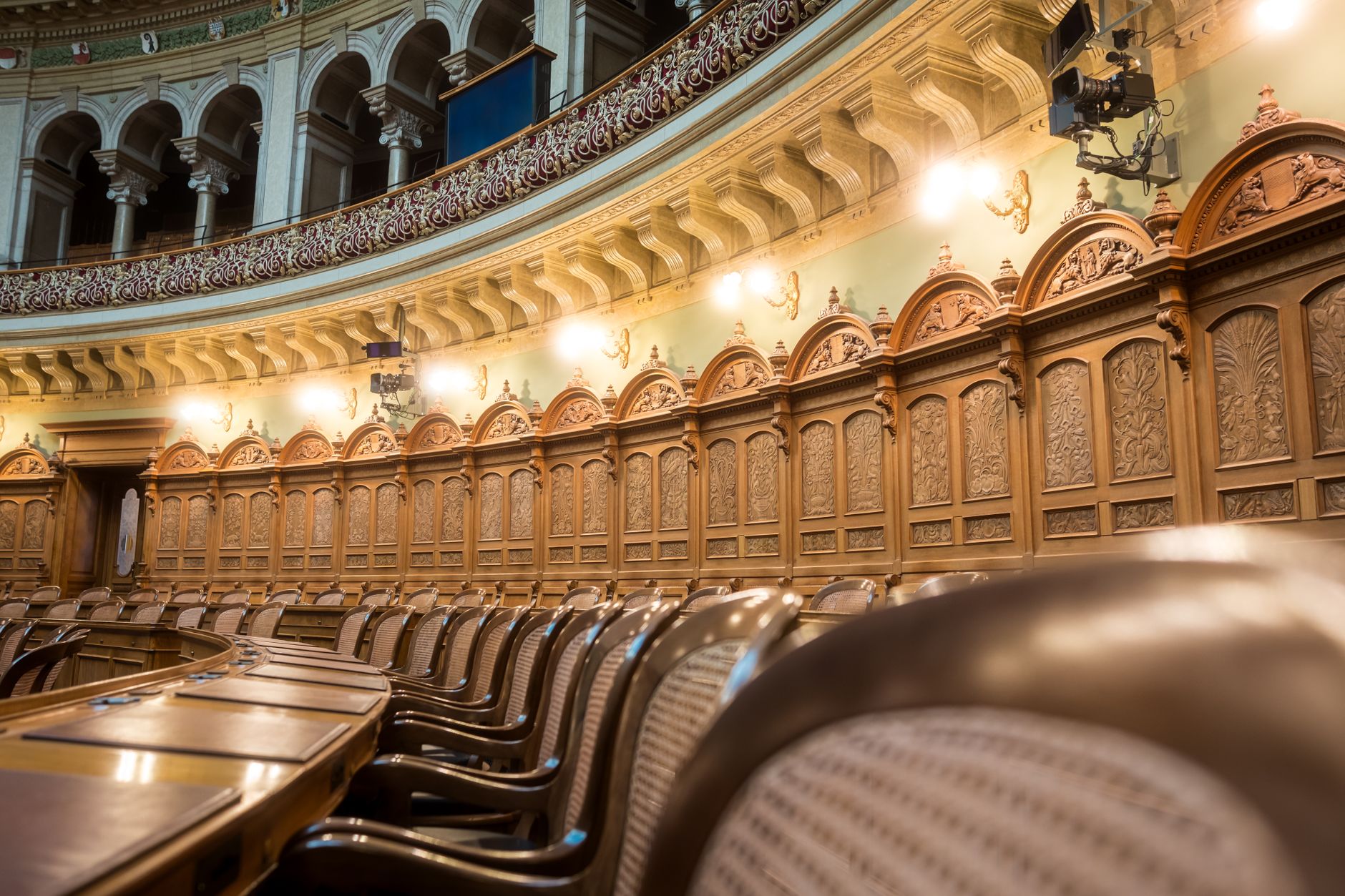 România la a patra încercare de formare a unui guvern: Cabinetul propus de Luca Niculescu în Parlament