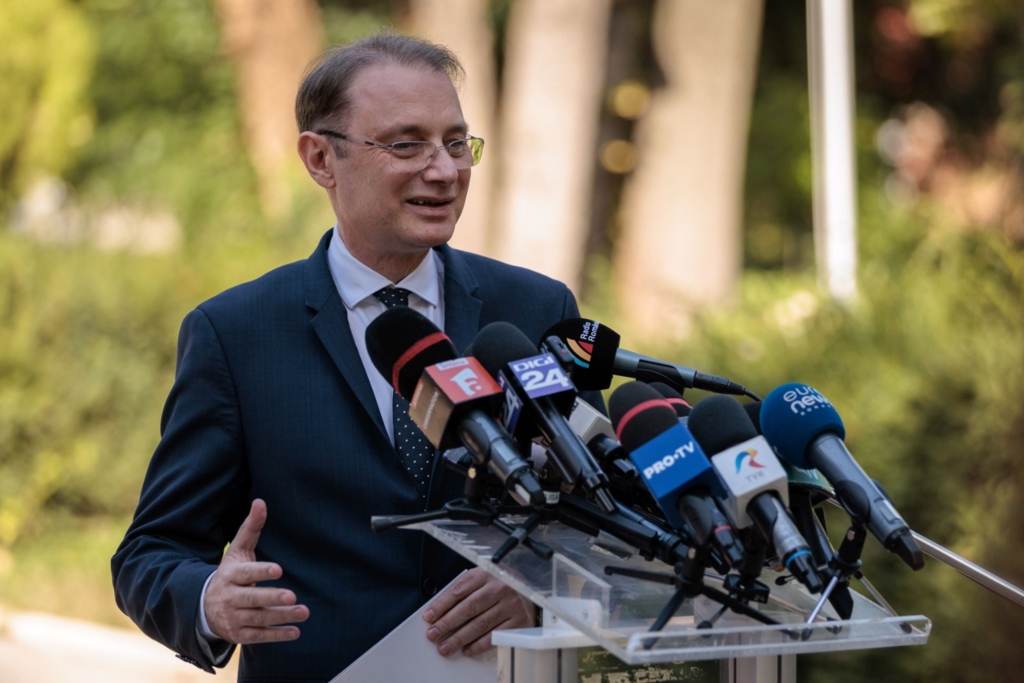 Premierul desemnat Luca Niculescu a discutat cu viitorii miniștri la Vila Lac înainte de votul de învestitură