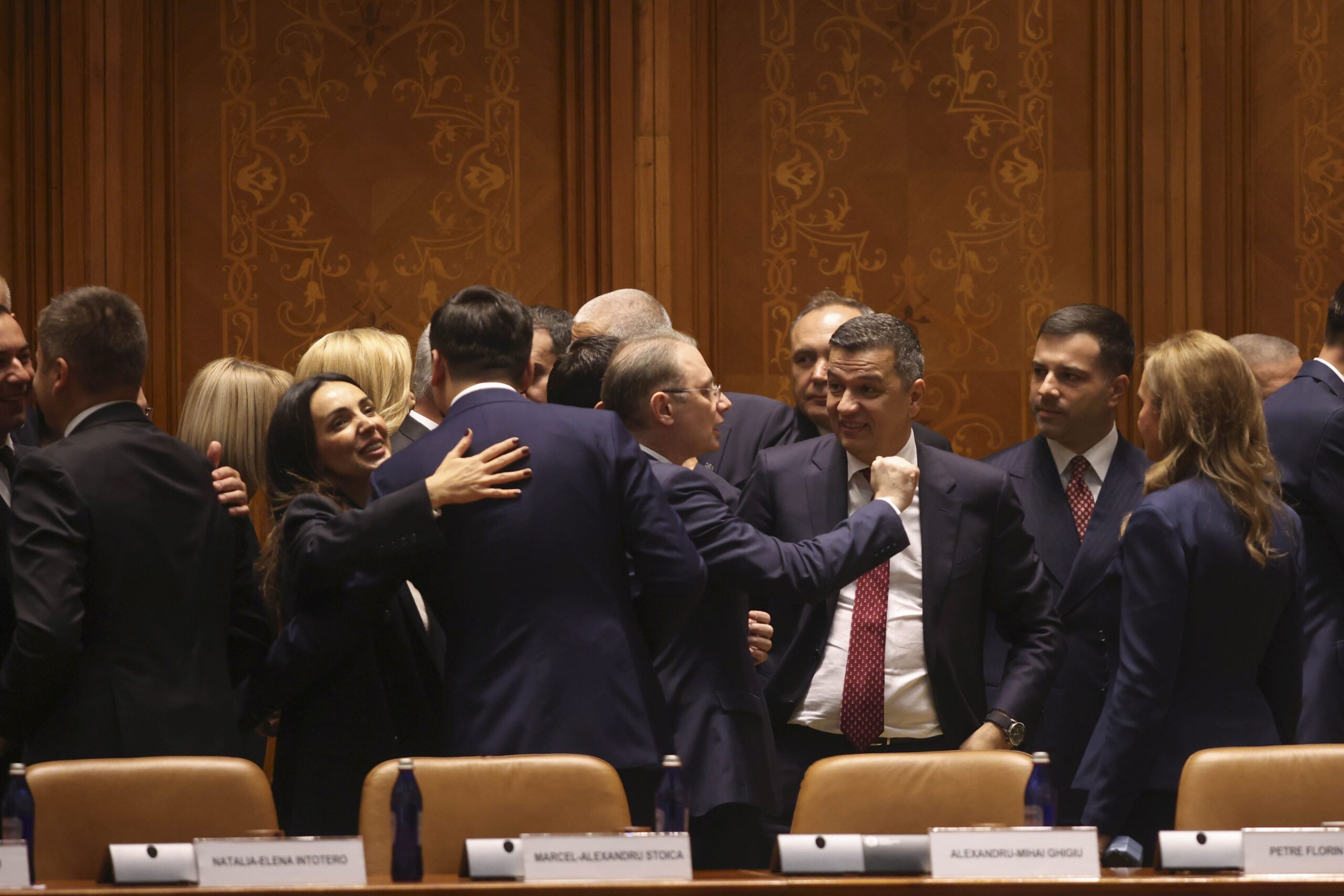 Guvernul Luca Niculescu a fost investit în Parlament: blocajul politic este suspendat pentru șase luni