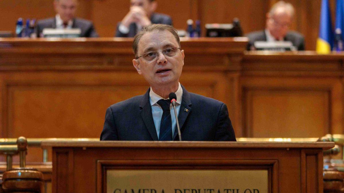 Guvernul Luca Niculescu a fost învestit de Parlament. PNL a fost sfidat de unii parlamentari