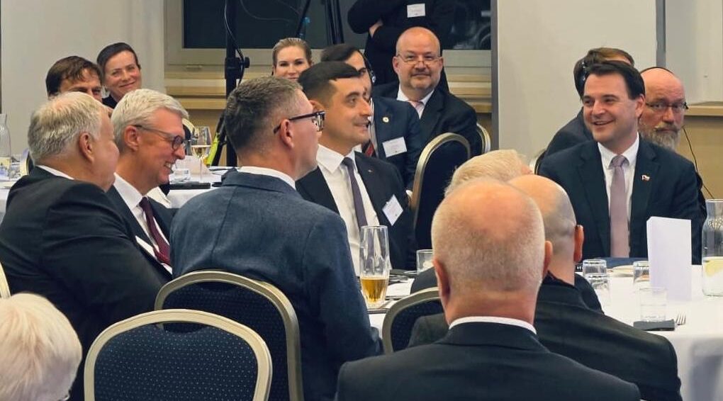 George Simion participă la conferința internațională „Together Stronger!” de la Praga, alături de viceprim-miniștrii Cehiei