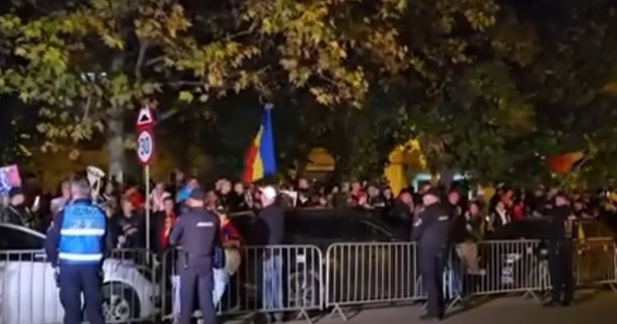Susținători ai lui Călin Georgescu protestează în fața Arestului Central din București