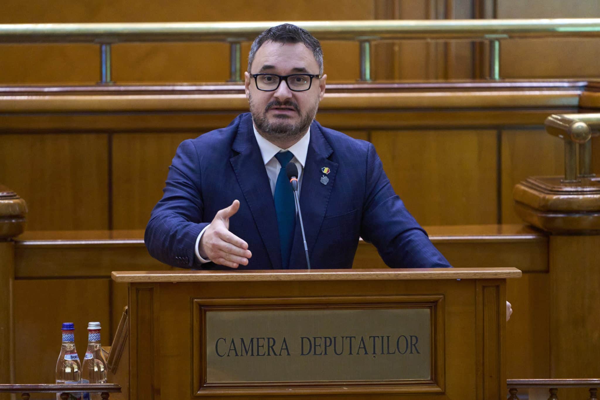 Derapaj racist în Parlament: Dan Tănasă a atacat muncitorii asiatici în plenul Camerei Deputaților