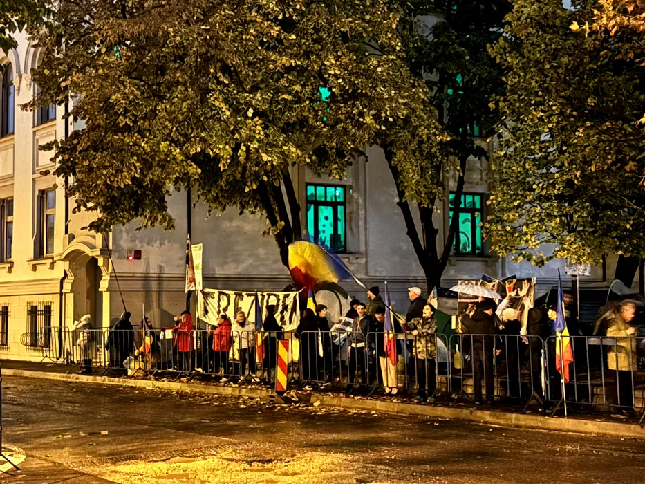 Manifestare în fața Arestului Central pentru susținerea lui Călin Georgescu