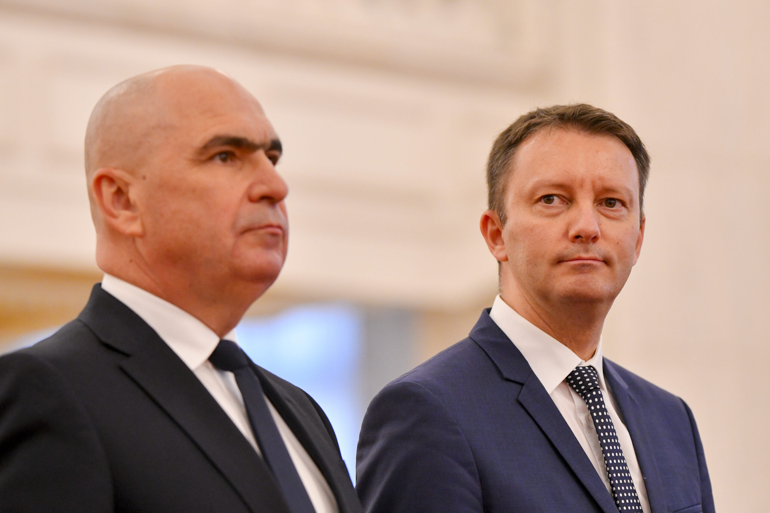 Amenințări cu dezastru economic în contextul învestiturii Guvernului Mureșan