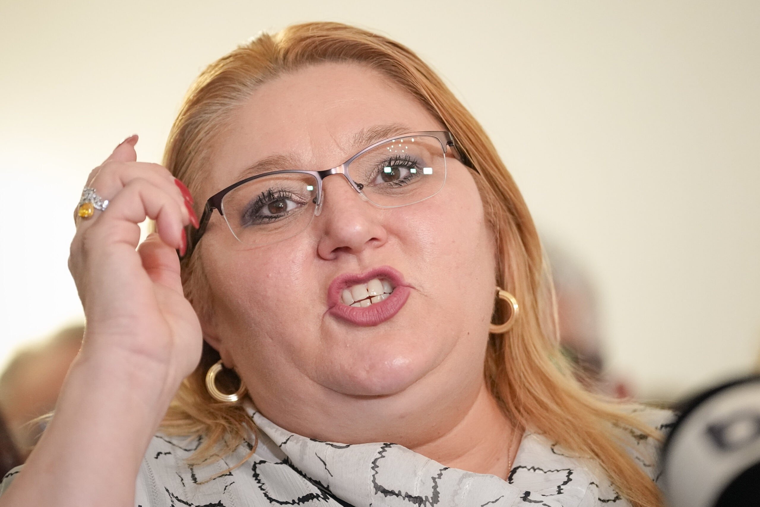 Diana Șoșoacă, la Russia Today, acuză politicienii români că opresc apa din munți