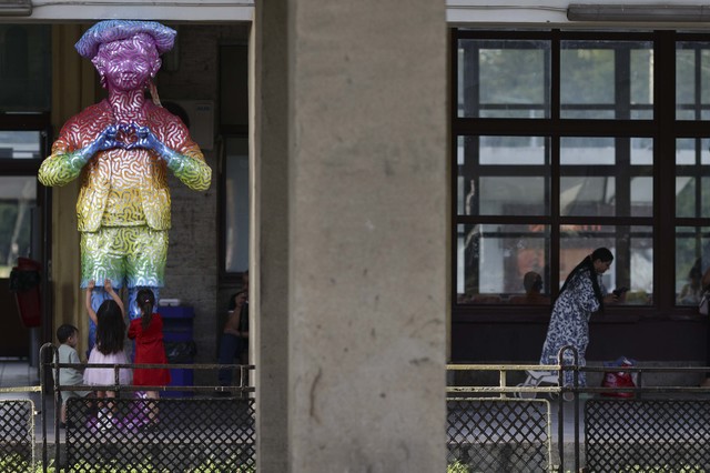 Reacție controversată a președintelui PNL Prahova la statuia Domnului Goe colorată în culori vii