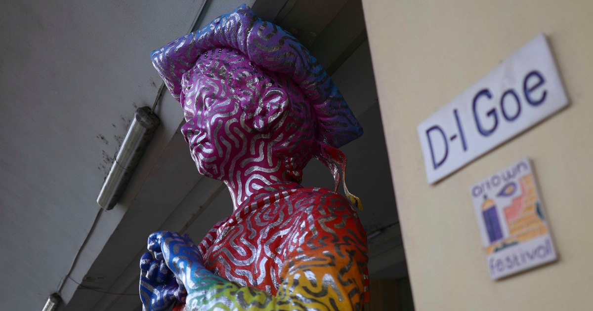 Război cultural la Ploiești: Statuia „Domnului Goe” vopsită în culorile curcubeului provoacă reacții politice