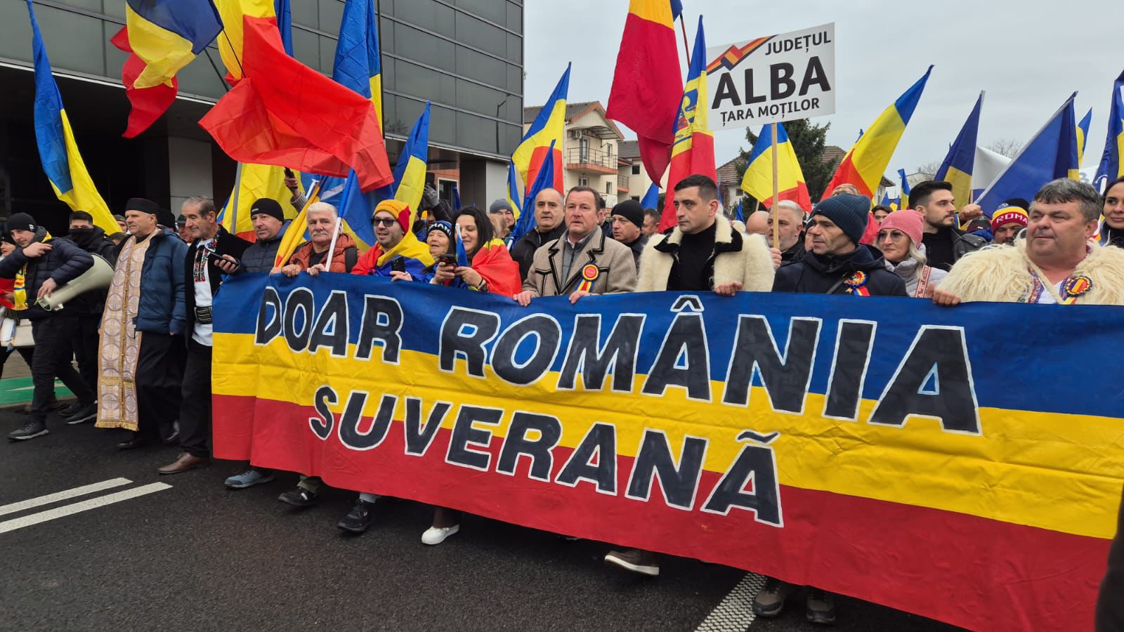 Proiect de lege care impune obligația de a săruta drapelul național și sancțiuni pentru oficiali