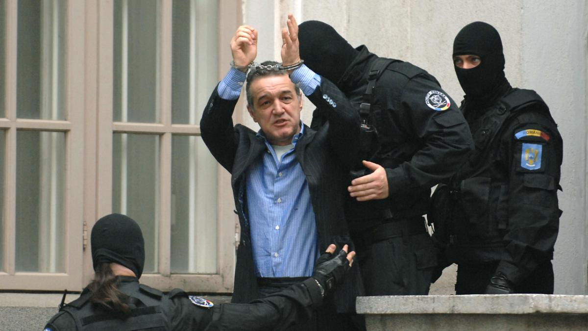 Călin Georgescu a fost reținut de DIICOT: gest de victimizare comparat cu cel al lui Gigi Becali