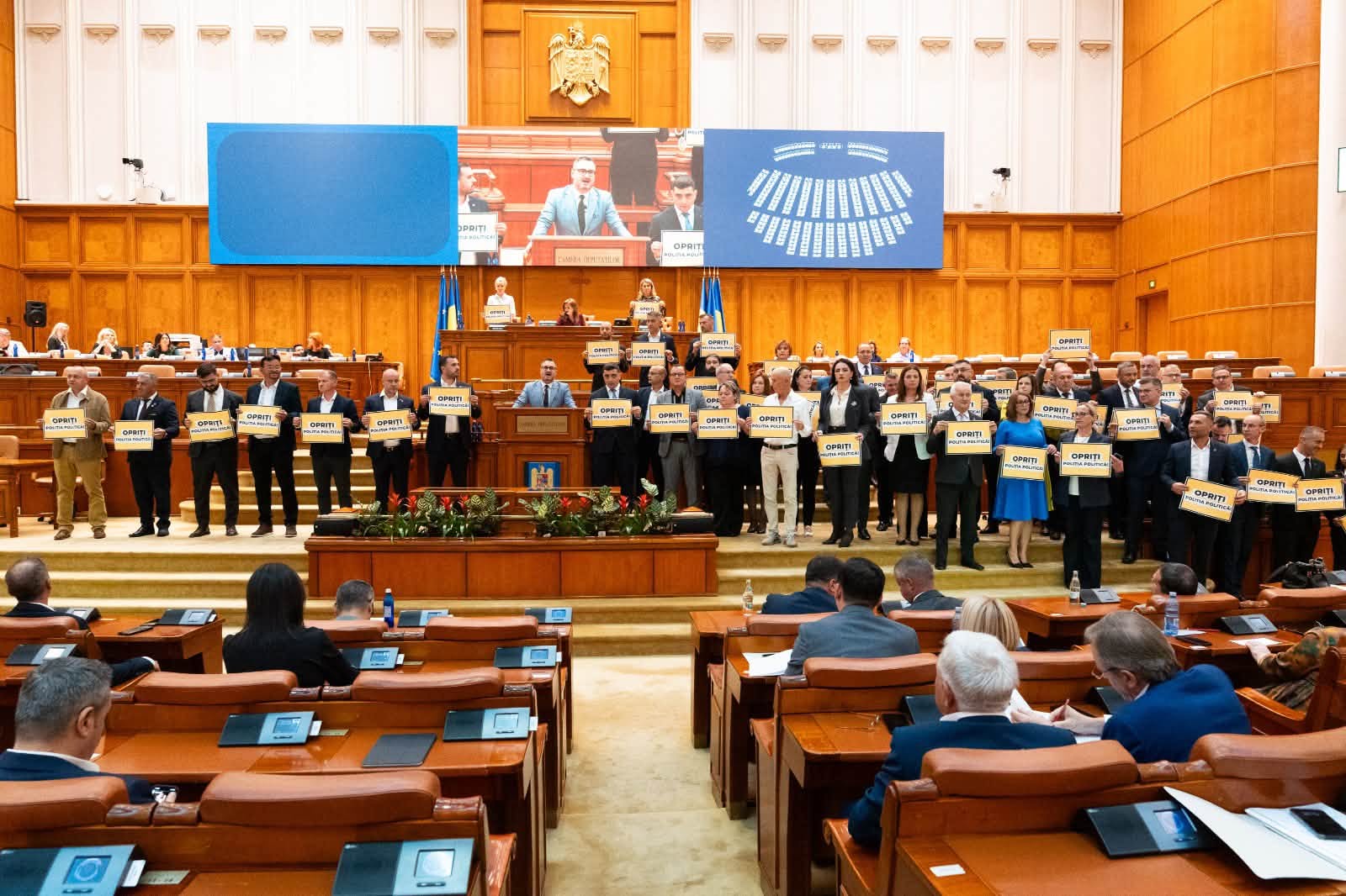 Protest AUR în Senat după ce Călin Georgescu a fost dus la DIICOT. Mesaje împotriva poliției politice