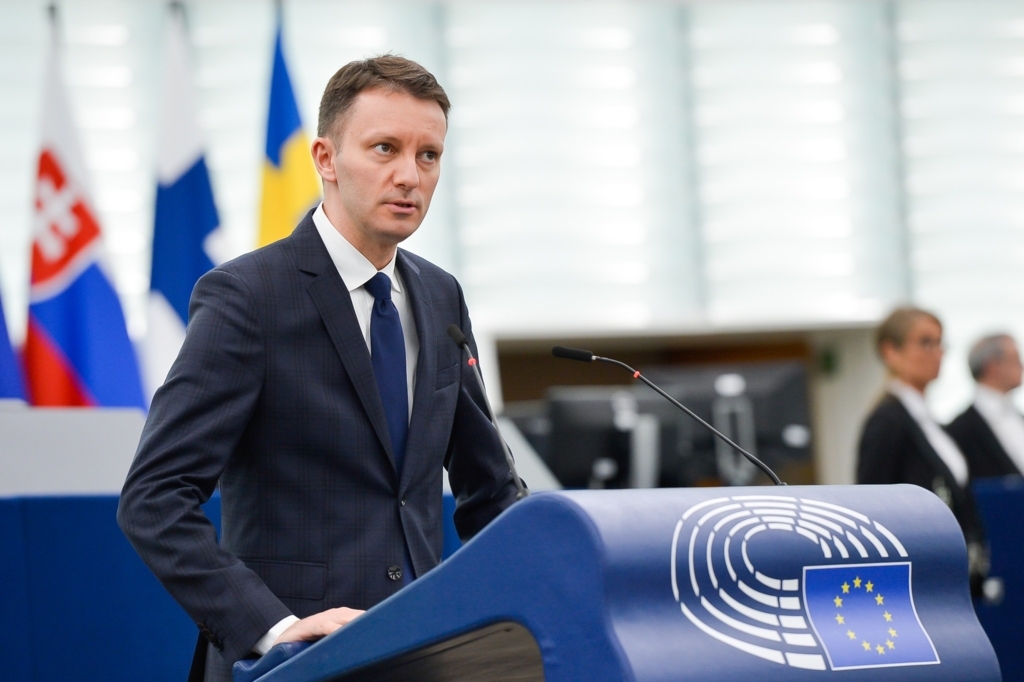 Siegfried Mureșan răspunde ironiilor Liei Olguța Vasilescu: „Mai bine și-ar trimite soțul la muncă”