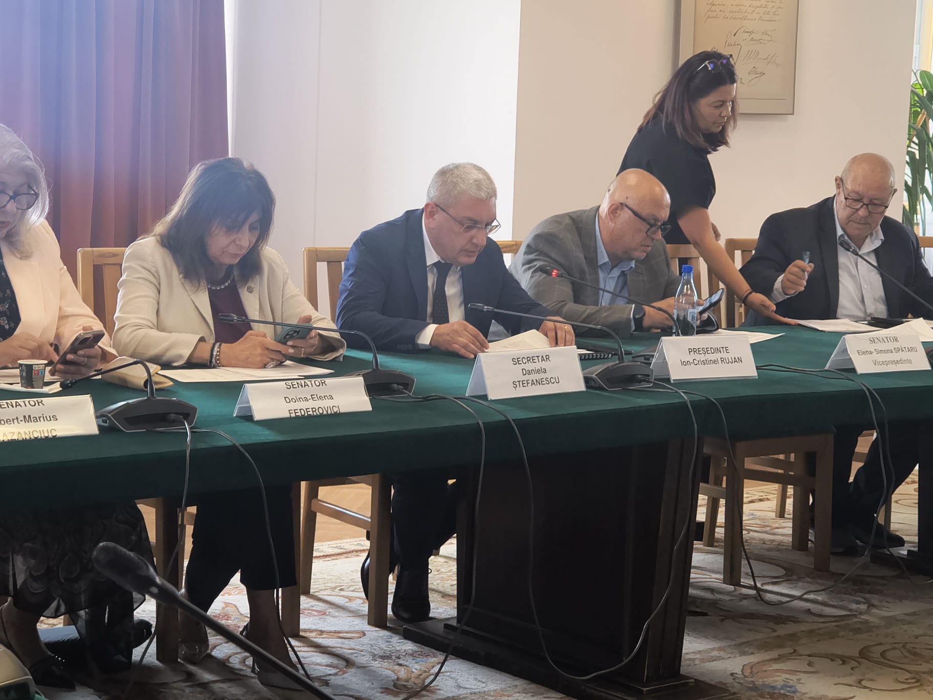 Proiectul de lege pentru reducerea numărului de parlamentari la 300 a fost respins de Comisia Juridică a Senatului