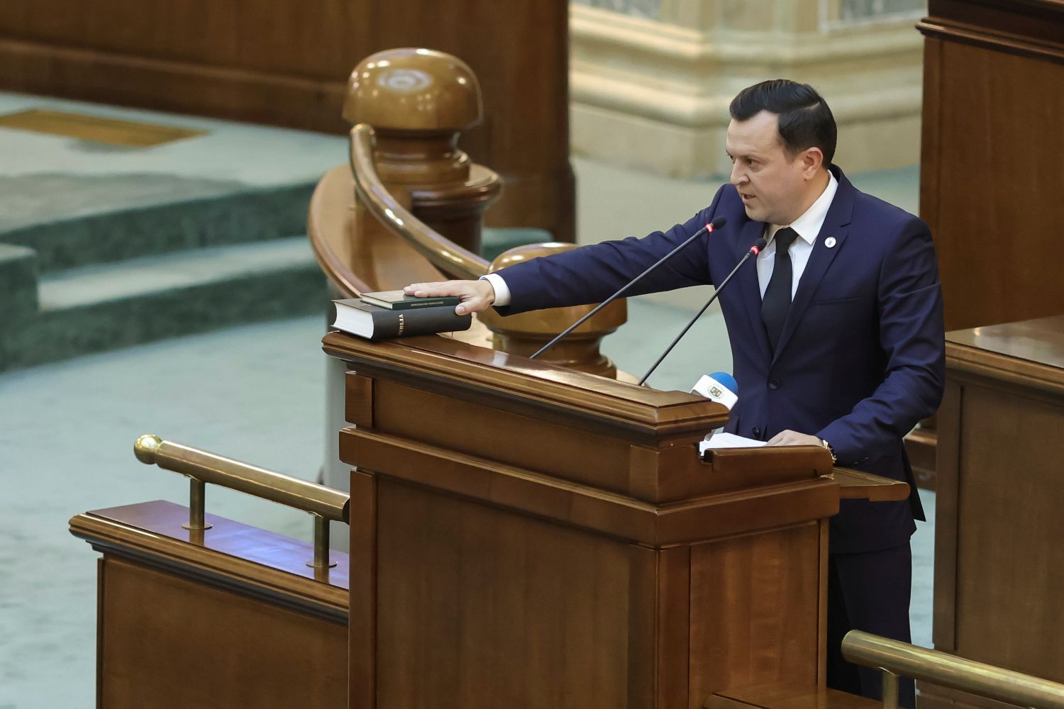 Senator AUR, Cătălin Silegeanu, a ignorat decizia lui George Simion privind boicotarea audierilor pentru guvernul Mureșan