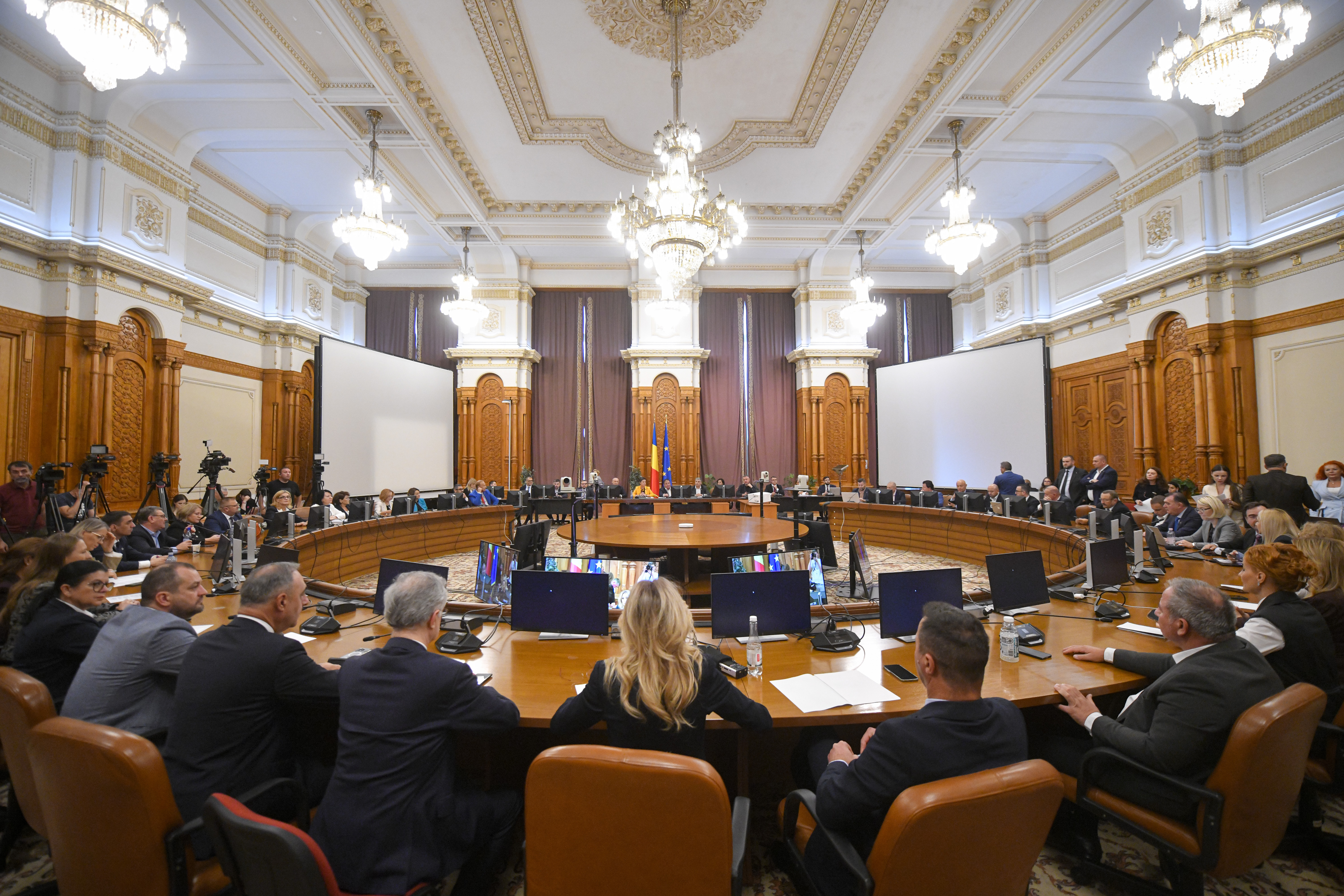Vot decisiv în Parlament pentru Guvernul Mureșan: Cabinetul are nevoie de 233 de voturi pentru învestitură
