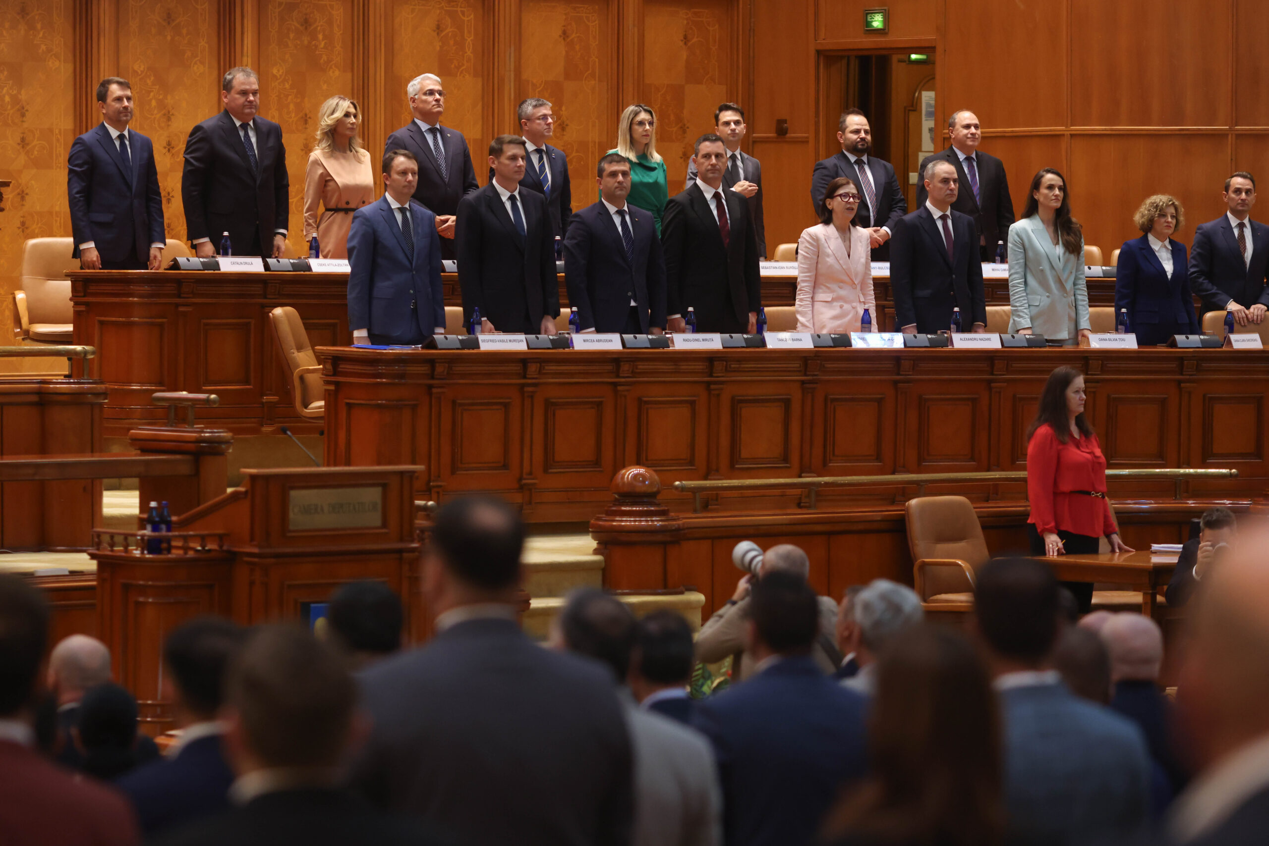 Cabinetul Mureșan a fost respins în Parlament: USR și PNL cer alegeri anticipate