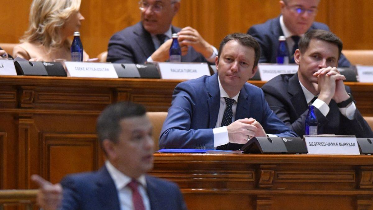 Criza politică din România se agravează după respingerea Guvernului Mureșan de către Parlament