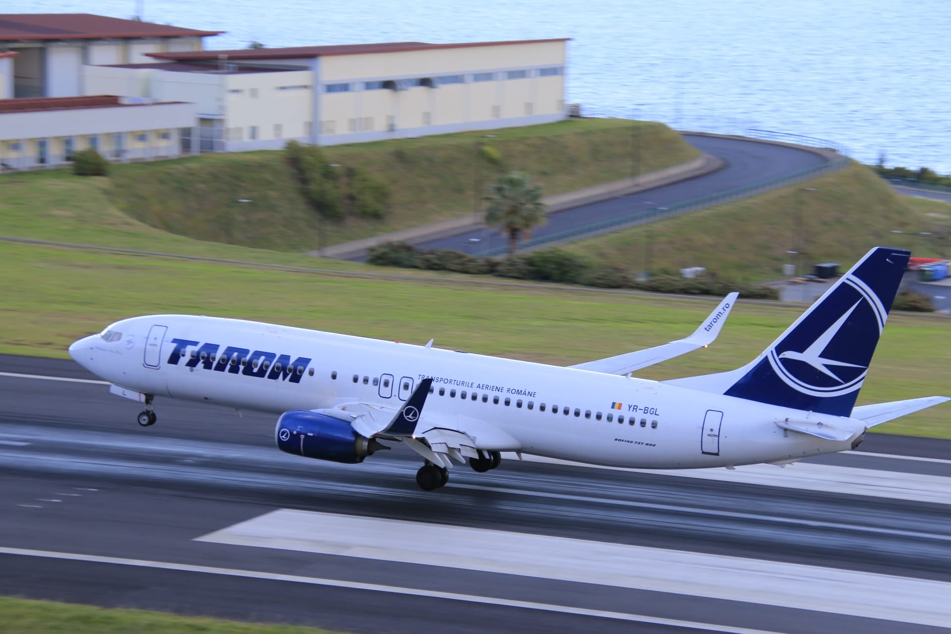 TAROM respinge acuzațiile de faliment lansate de senatorul USR Cristian Ghinea: „Compania a devenit ținta unui sabotaj”