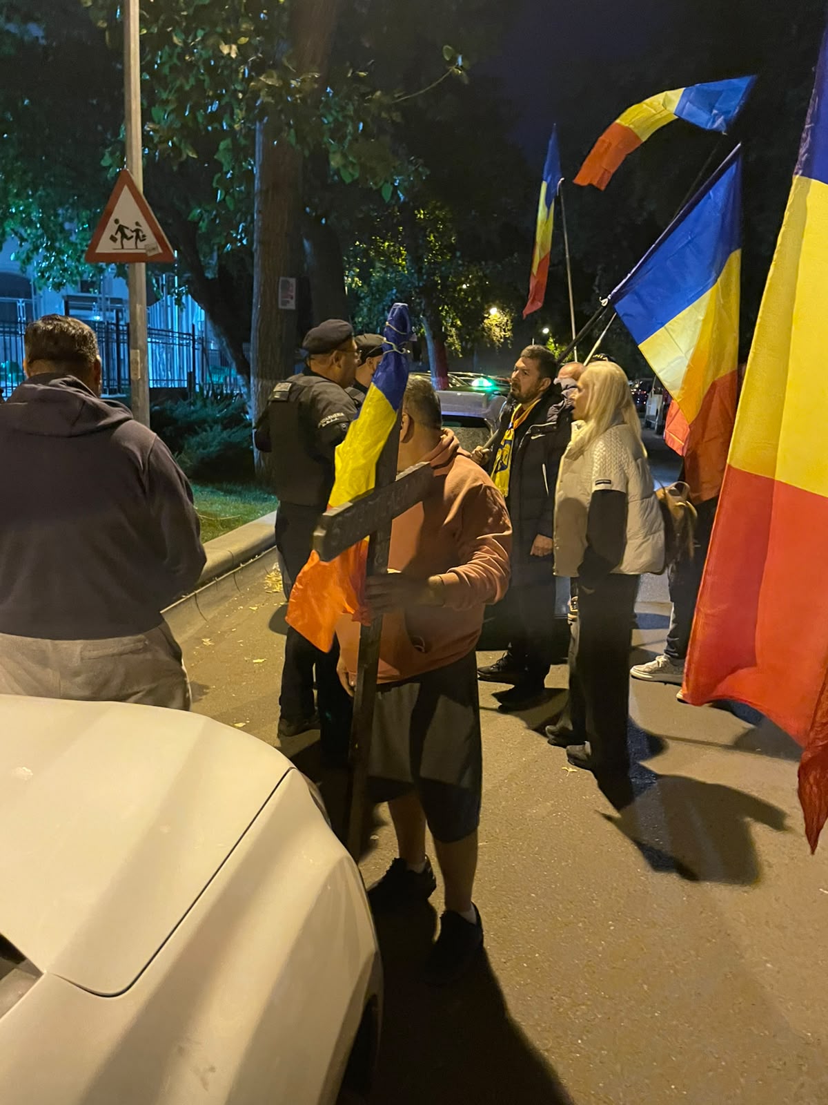 Jandarmeria a aplicat amenzi masive susținătorilor lui Călin Georgescu în fața arestului central