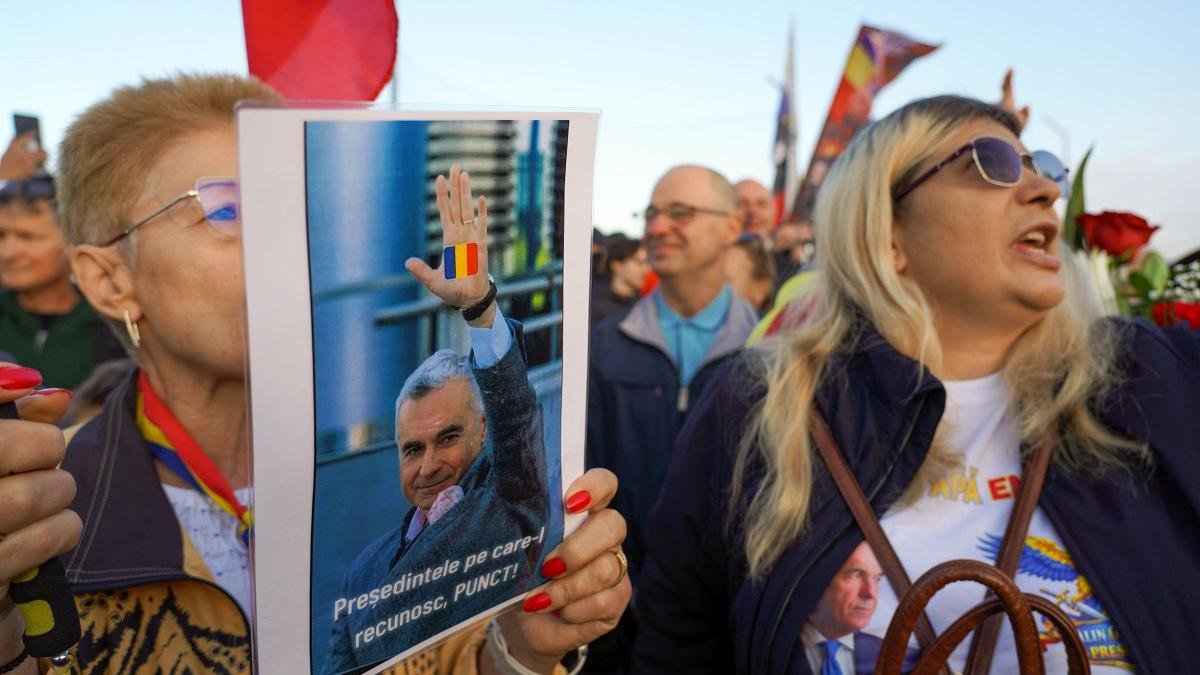 Mobilizare redusă în fața Arestului Central: Susținătorii lui Călin Georgescu au mai ieșit în stradă