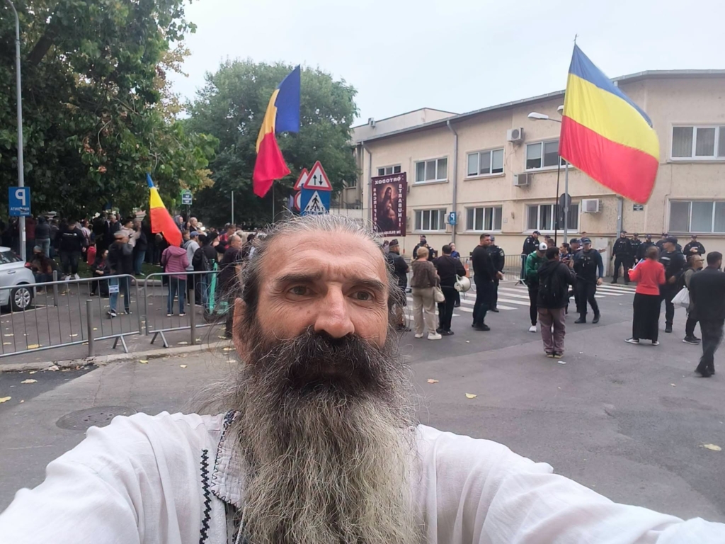 Cezar Cătălin Avrămuță, cunoscut sub numele de Stegarul Dac, a fost reținut pentru 24 de ore