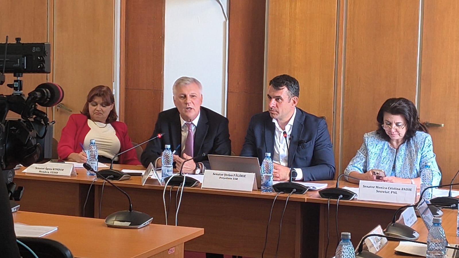 Tensiuni la comisia pentru uniformele școlare: Senatorul Zamfir a fost numit neobrăzat de Ștefan Pălărie