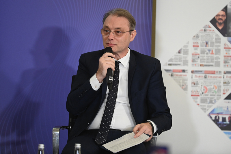 Luca Niculescu începe discuțiile pentru formarea unui guvern, dar matematica parlamentară rămâne incertă
