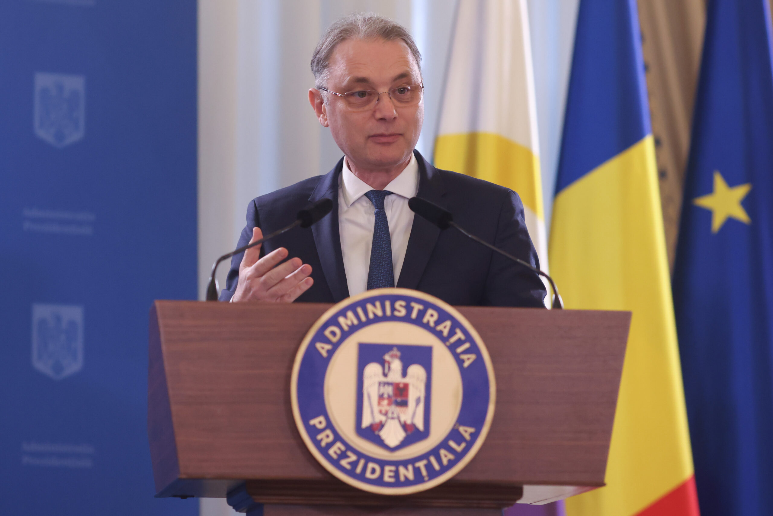 Luca Niculescu este al patrulea premier desemnat în cinci luni de la începutul crizei politice