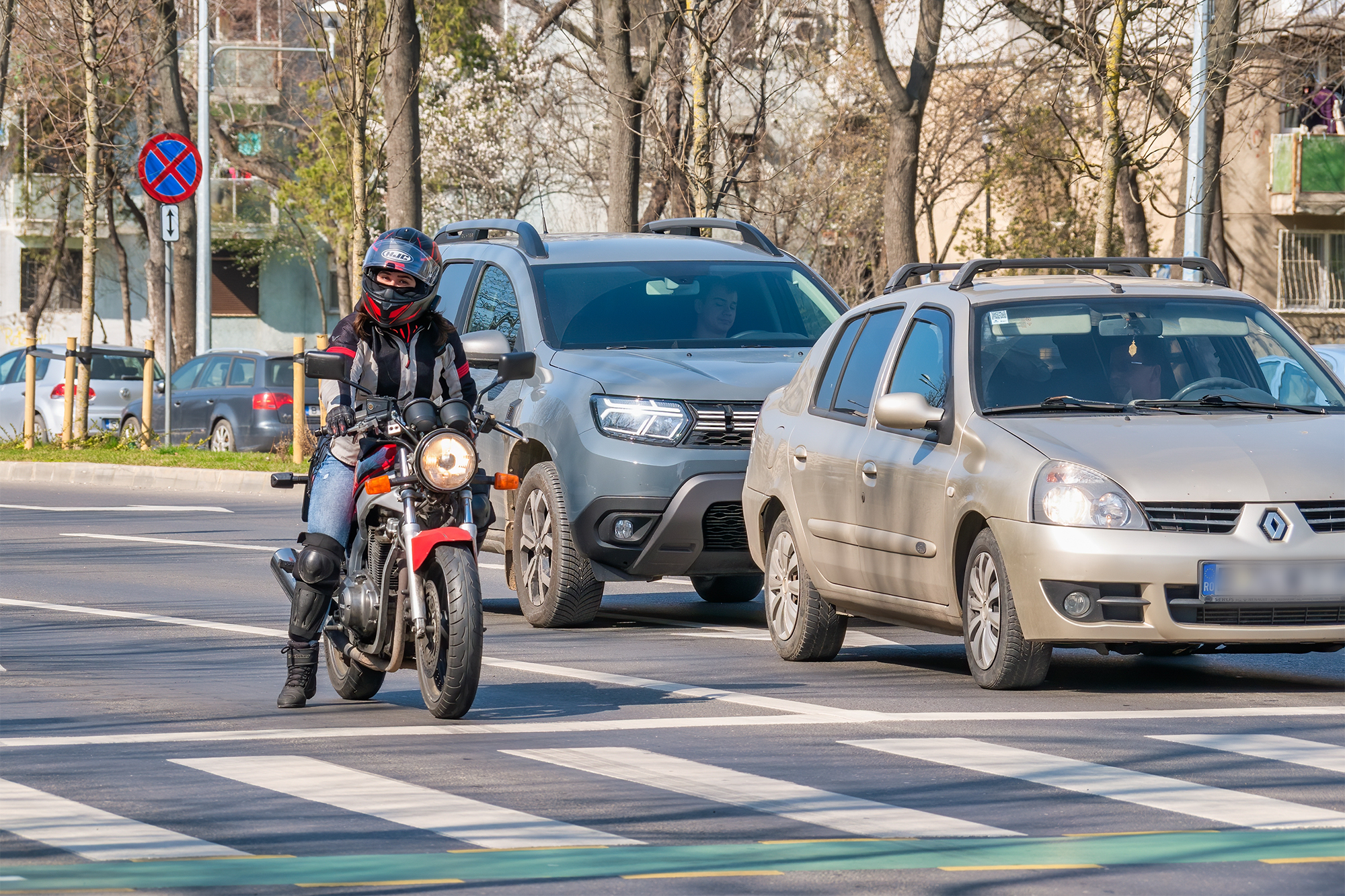 Camera Deputaților adoptă noi reguli pentru motocicliști: acces pe benzile de transport în comun și parcare dedicată