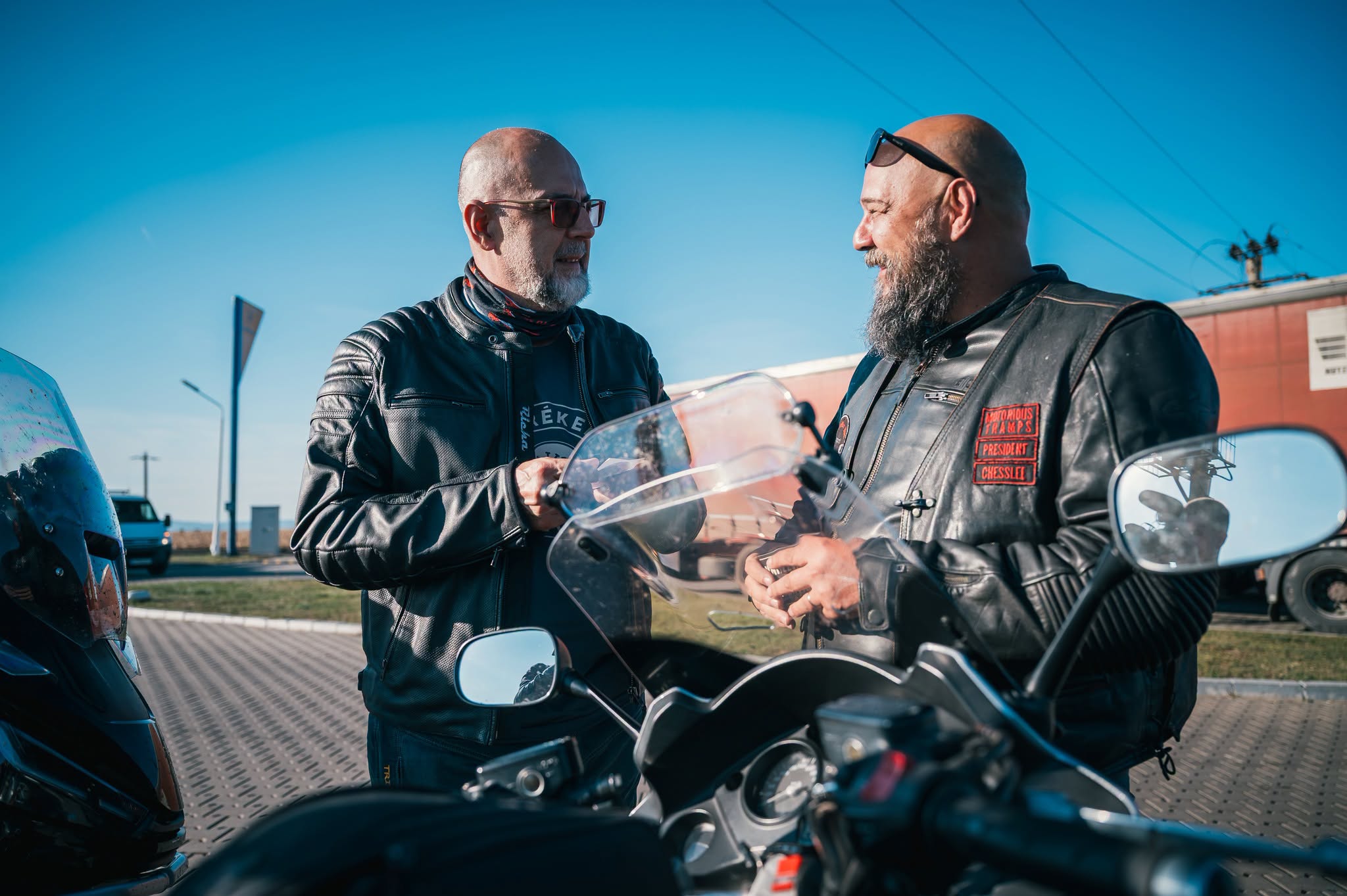 Motocicliștii vor putea circula pe benzile de transport în comun, a decis Camera Deputaților