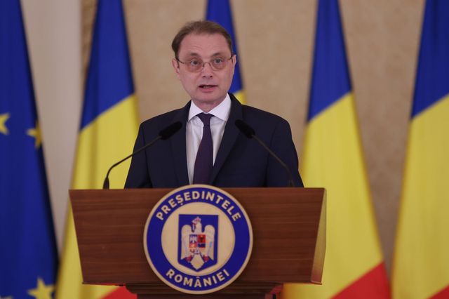 Premierul desemnat Luca Niculescu continuă luni negocierile pentru formarea unei majorități parlamentare