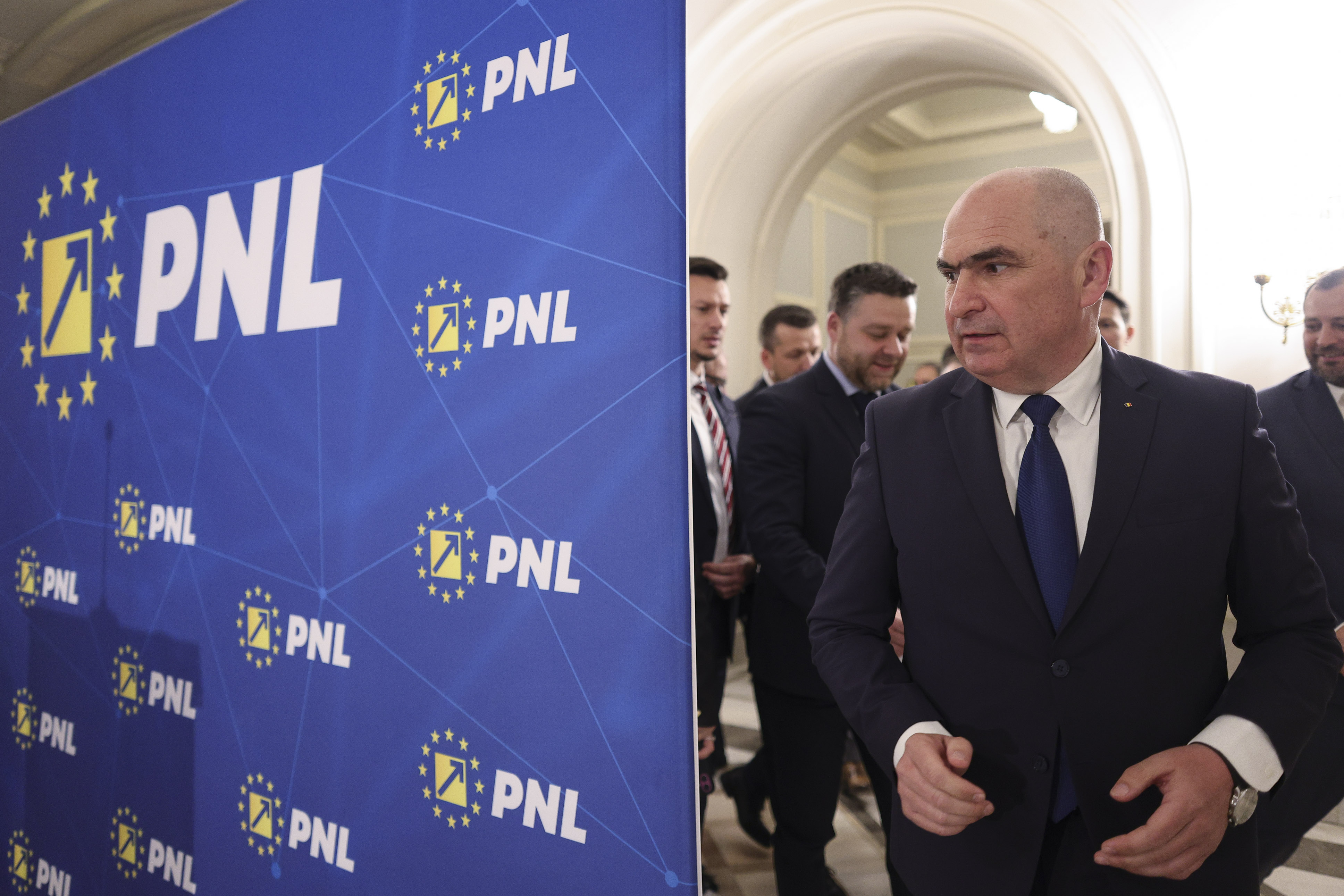 PNL anunță o schimbare de strategie: Partidul nu va intra în guvern cu PSD, dar va vota instalarea premierului Luca Niculescu