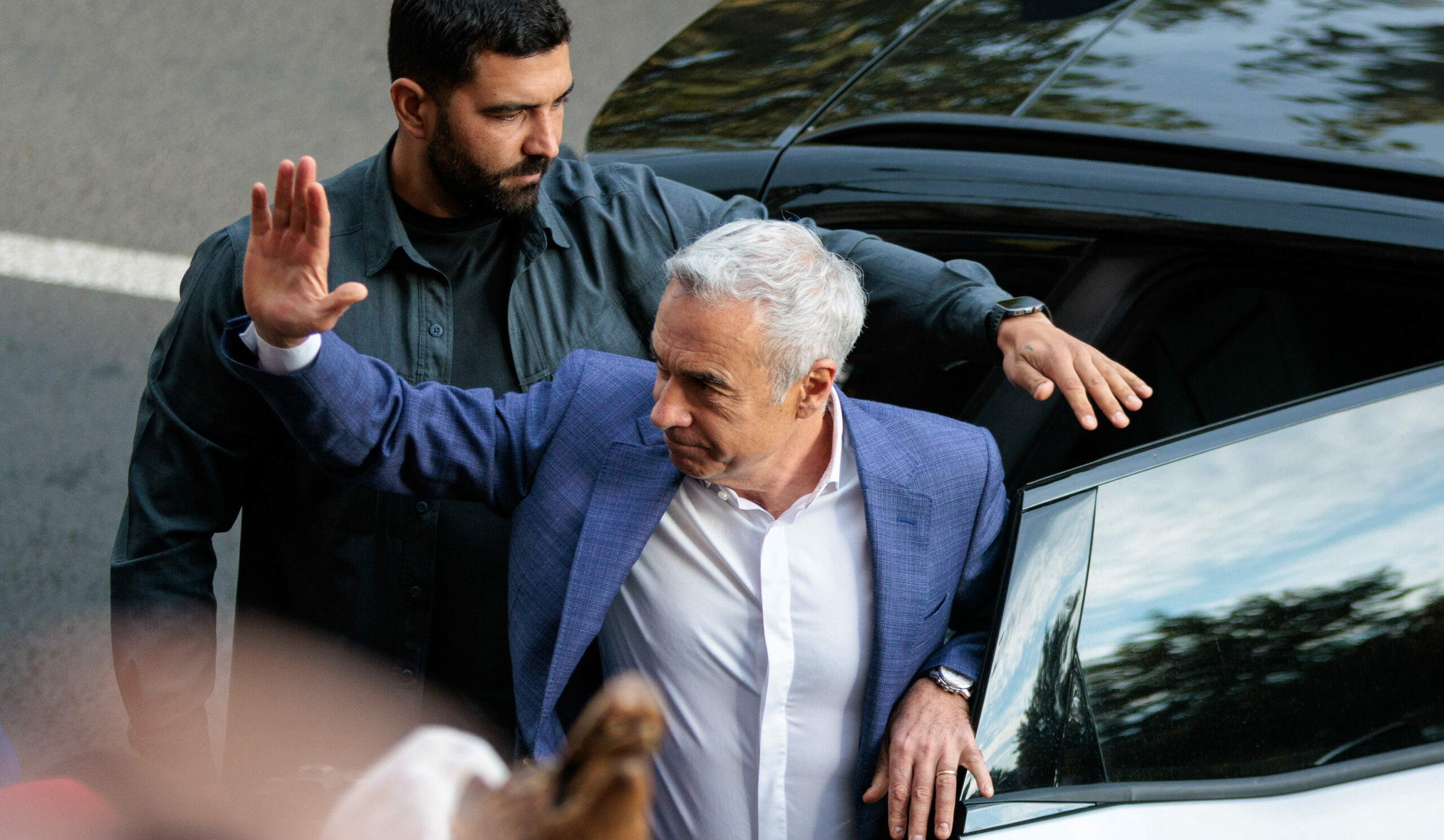 Călin Georgescu transmite un mesaj susținătorilor din Arestul central al Capitalei