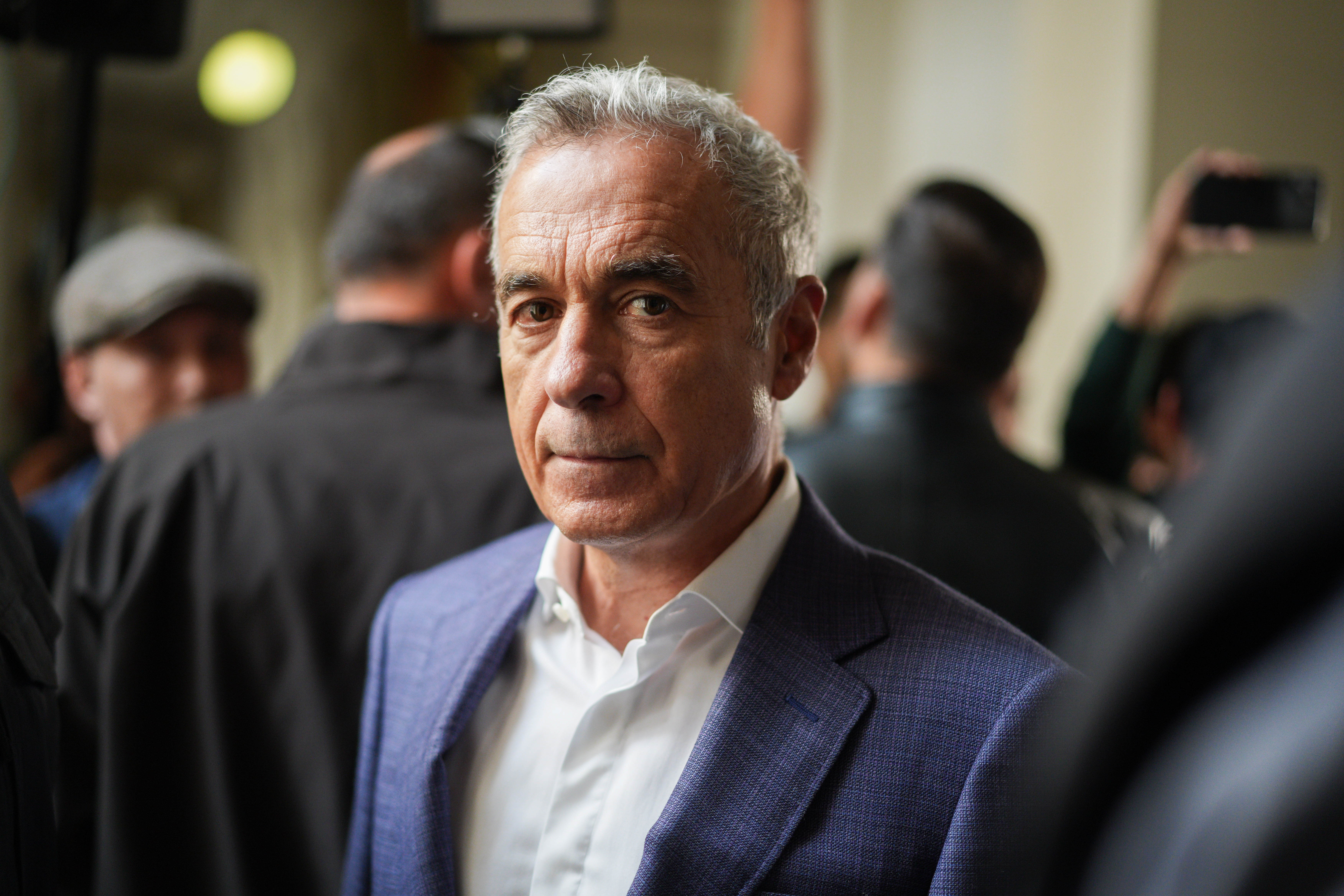 Călin Georgescu are o zi decisivă în instanțe: percheziții la DIICOT și cerere de eliberare din arest