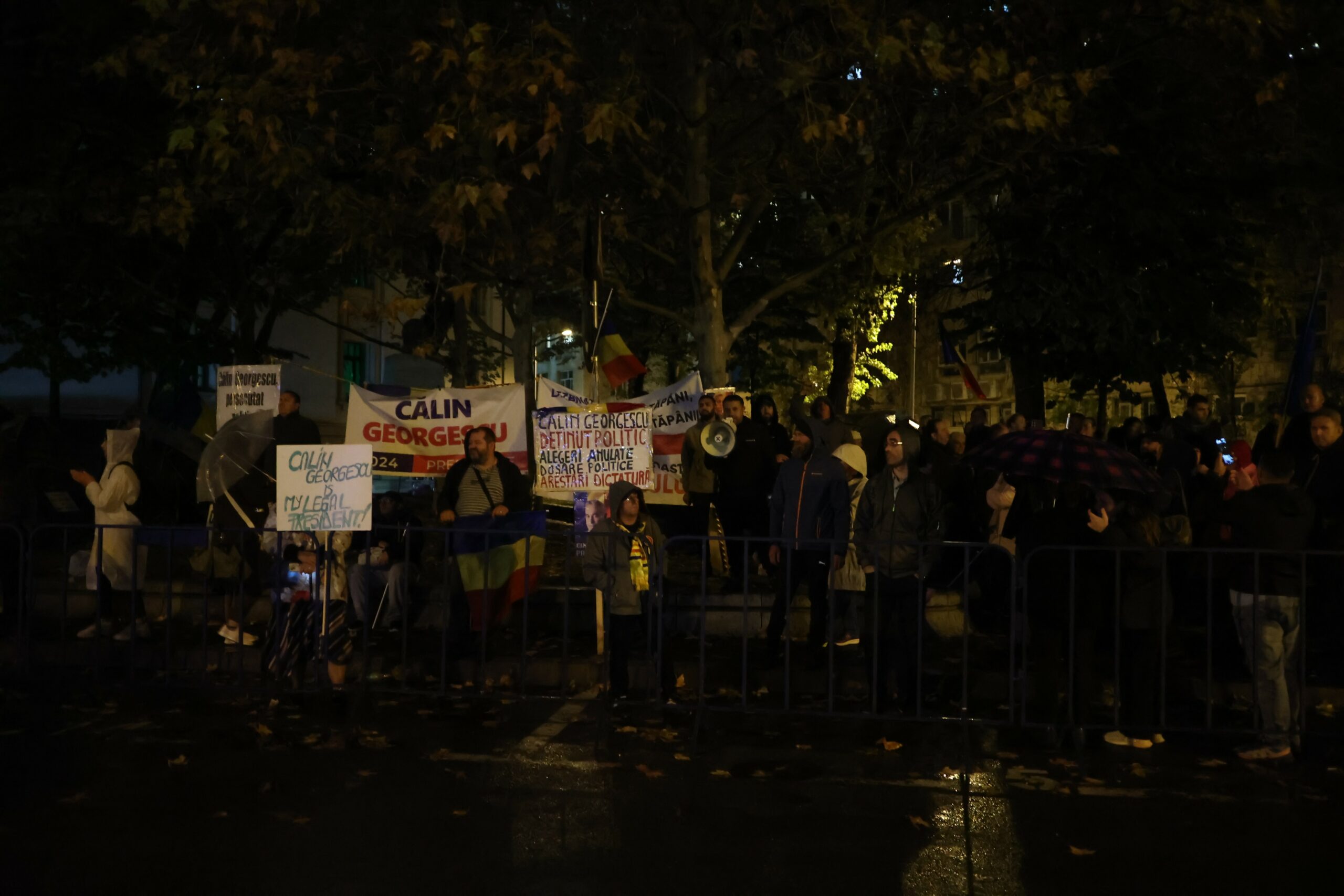 Proteste continue în fața Arestului Central: susținătorii lui Călin Georgescu cer eliberarea fostului candidat