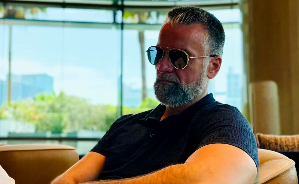 Influencerul Cezar Ionașcu lansează Partidul la Dispoziția ta, alături de foști judecători și deputați